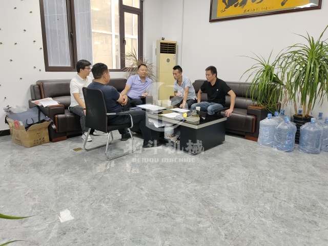 張總工程師現(xiàn)場解答鋰電池炭化機(jī)技術(shù)難題