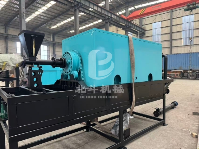 訂單如期交付:小型炭化機(jī)裝車(chē)啟運(yùn)韓國(guó)