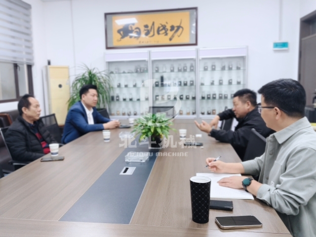 用心接待來訪客戶 專業(yè)講解生產(chǎn)工藝